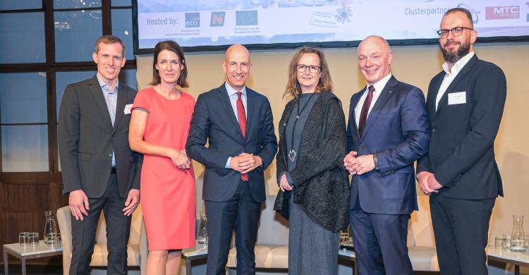 Foto © Leadersnet / R. Brunhölzl (v.l.): Philipp Hainzl (Gechäftsführung LISAvienna), Henrietta Egerth (FFG Geschäftsführung), Wirtschaftsminister Martin Kocher, Edeltraud Stiftinger (GF aws), Helmut Miernicki (Geschäftsführer von ecoplus) und Johannes Sarx (Gechäftsführung LISAvienna)