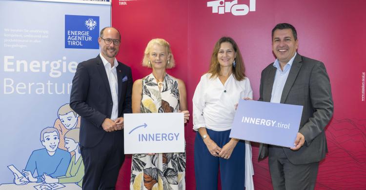 Mario Gerber (Landesrat für Wirtschaft und Digitalisierung), Veronika Sexl (Rektorin der Universität Innsbruck), Karin Tausz (Geschäftsführerin der FFG) und Marcus Hofer (Geschäftsführer der Standortagentur Tirol) beim Pressegespräch zur Vorstellung des INNERGY Reallabors