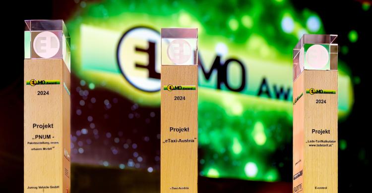 Drei ELMO-Awards stehen nebeneinander