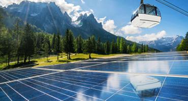 Alpine Landschaft mit Bergen, Wäldern, einer Seilbahn und Fotovoltaik-Anlage. Foto: Getty/shutterstock.com/prochassonfrederic