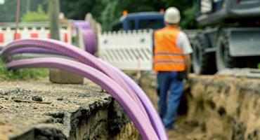 Bauarbeiter verlegen Kabel in der Erde. Foto: iStock