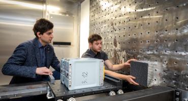 Vorbereitung für einen Batterie-Crashtest, Foto: Lunghammer / TU Graz