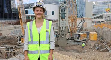 Bauingenieur-Studentin Elke Mayr auf einer Baustelle während des Praktikums. Foto: PORR AG