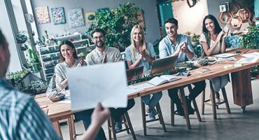 Eine Gruppe junger Menschen in einer Besprechung. Foto: iStock