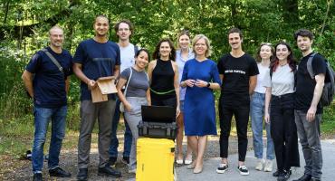 BM Leonore Gewessler, FFG-Geschäftsführerin Karin Tausz und  Beetle ForTech