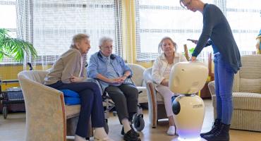 Roboter James mit Bewohnerinnen des Pflegewohnheimes San Damiano, Wien