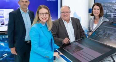 Wirtschaftsministerin Schramböck gemeinsam mit Frequentis-CFO Peter Skerlan, Mehrheitseigentümer Hannes Bardach und FFG-Geschäftsführerin Henrietta Egerth (c) Frequentis AG/APA/Schedl