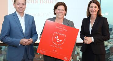 Foto (vlnr.): Michael Esterl, Generalsekretär im Bundesministeriums für Digitalisierung und Wirtschaftsstandort, Preisträgerin Cornelia Bauer und FFG-Geschäftsführerin Henrietta Egerth. (c) ACR/APA-Fotoservice/Schedl