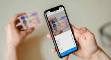 Ein Mobiltelefon scannt einen österreichischen Führerschein mit Anyline-Technologie. Foto: Anyline