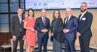 Foto © Leadersnet / R. Brunhölzl (v.l.): Philipp Hainzl (Gechäftsführung LISAvienna), Henrietta Egerth (FFG Geschäftsführung), Wirtschaftsminister Martin Kocher, Edeltraud Stiftinger (GF aws), Helmut Miernicki (Geschäftsführer von ecoplus) und Johannes Sarx (Gechäftsführung LISAvienna)