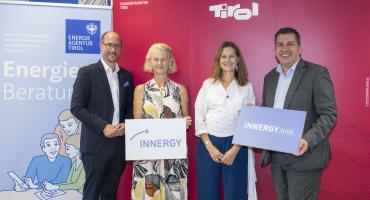 Mario Gerber (Landesrat für Wirtschaft und Digitalisierung), Veronika Sexl (Rektorin der Universität Innsbruck), Karin Tausz (Geschäftsführerin der FFG) und Marcus Hofer (Geschäftsführer der Standortagentur Tirol) beim Pressegespräch zur Vorstellung des INNERGY Reallabors