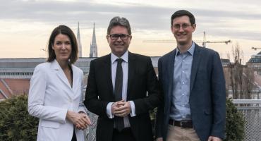 FFG-Geschäftsführerin Egerth-Stadlhuber, Minister Polaschek und Wurm (Novoarc) stehen auf einer Terrasse und formen ein Gruppenbild