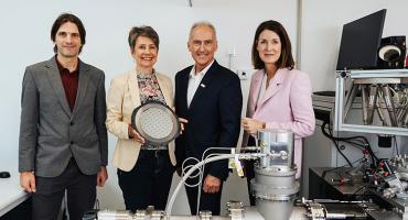 Philipp Schindler (Quantenforscher Universität Innsbruck), Sabine Herlitschka (Vorstandsvorsitzende Infineon Austria), Heinz Mayer (Geschäftsführer Joanneum Research), Henrietta Egerth (Geschäftsfüherin FFG). Foto: Infineon Austria/Henry Welisch